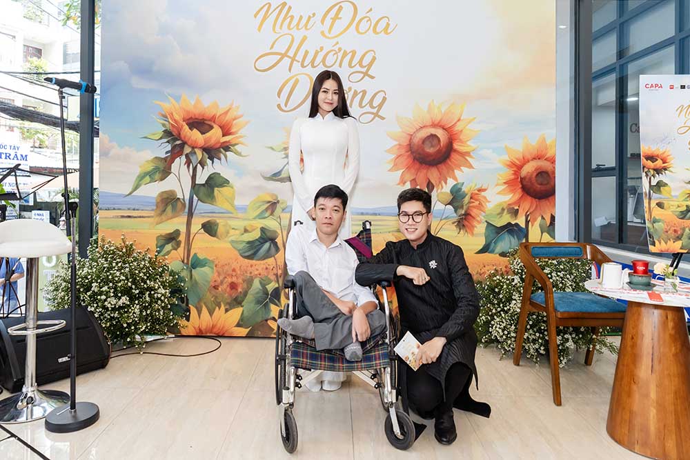 Đạo diễn Jos Tuấn Dũng cùng hoa hậu Di Khả Hân lan tỏa dự án cộng đồng cho người khuyết tật của anh Nguyễn Trung Hậu. Ảnh: Trần Thanh