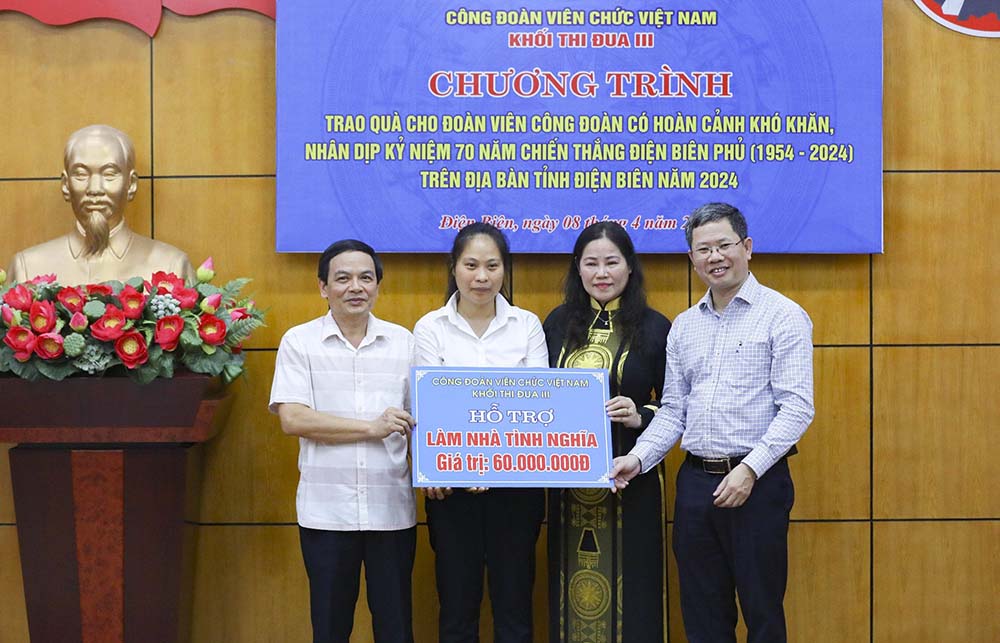 Bà Nguyễn Thị Thanh Bằng (thứ 2 bên phải) Khối trưởng Khối thi đua III trao số tiền hỗ trợ cho đoàn viên Ngô Thị Thanh Thảo nhân dịp hướng tới Kỷ niệm 70 năm Chiến thắng Điện Biên Phủ. Ảnh: Anh Quân