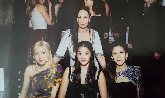Rosé chụp hình cùng các thành viên gia tộc Samsung. Ảnh: Dazed