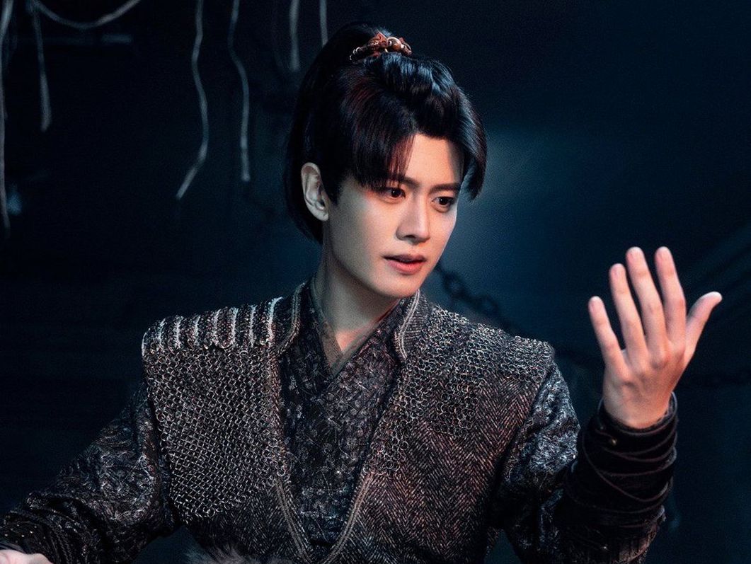 Tạo hình Nhậm Gia Luân trong phim "Liệt diễm". Ảnh: VieON.