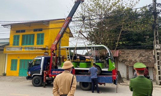 Cảnh sát giao thông thu hồi xe điện hoạt động trái phép ở Đường Lâm sau phản ánh của Báo Lao Động.  Ảnh: Đội Cảnh sát giao thông, Công an thị xã Sơn Tây.