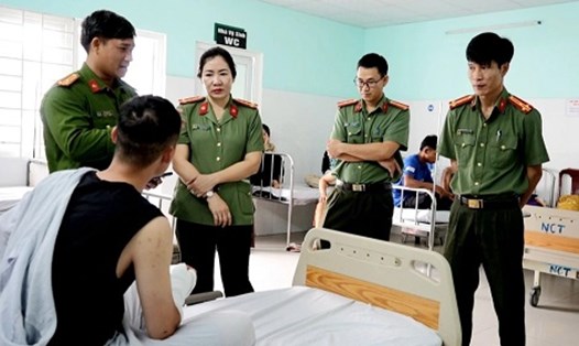 Lãnh đạo Công an tỉnh Kon Tum thăm hỏi, động viên Thượng úy Quý tại bệnh viện. Ảnh: Công an Kon Tum 