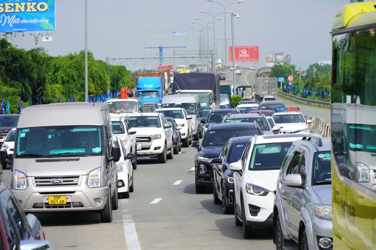 Đoạn cao tốc từ cầu Long Thành (huyện Long Thành giáp với TPHCM) đến đại lộ Mai Chí Thọ (TPHCM) thường xuyên kẹt xe.  Ảnh: Anh Tú