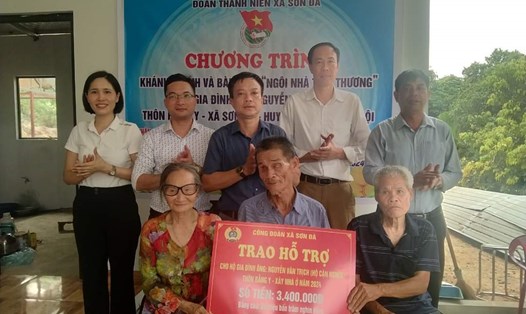 Công đoàn cơ sở xã Sơn Đà trao hỗ trợ cho gia đình ông Nguyễn Văn Trịch đầu tháng 4 vừa qua. Ảnh: CĐCS