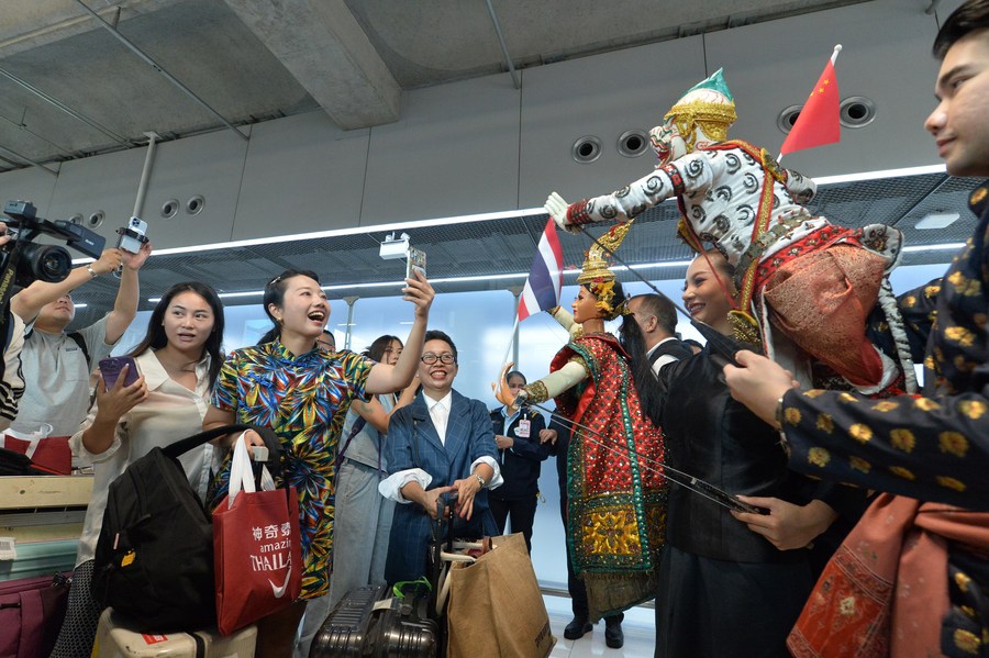 Khách Trung Quốc được chào đón tại sân bay Suvarnabhumi ở Bangkok, Thái Lan. Ảnh: Xinhua