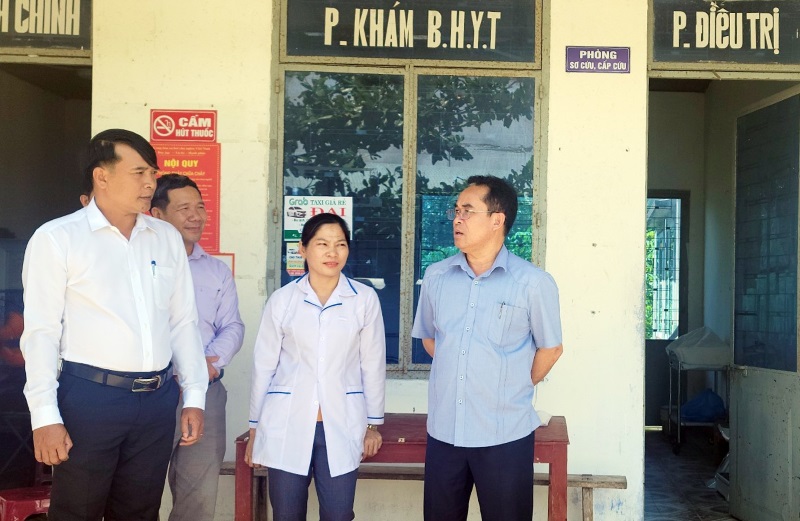 Phó Chủ tịch UBND tỉnh Quảng Nam Trần Anh Tuấn (bìa phải) kiểm tra hiện trạng các công trình y tế trên địa bàn. Ảnh Trần Hoàng.