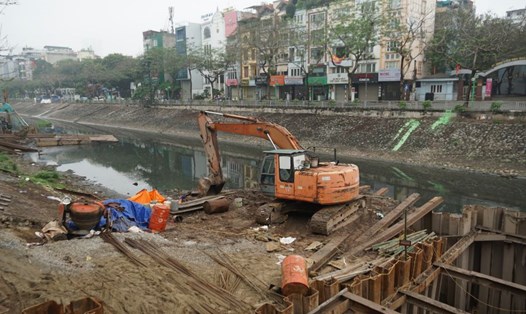 Công nhân thi công Dự án hệ thống cống gom nước thải trên sông Tô Lịch. Ảnh: Tùng Giang