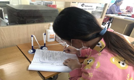 Lao động nữ làm thủ tục nhận chế độ bảo hiểm xã hội tại Trung tâm dịch vụ việc làm tỉnh Bắc Giang. Ảnh: Quế Chi