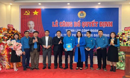 Đại diện lãnh đạo LĐLĐ tỉnh Thanh Hóa trao Quyết định thành lập Công đoàn Công ty Cổ phần Xi măng Đại Dương (cuối tháng 2.2024). Ảnh: Quách Du