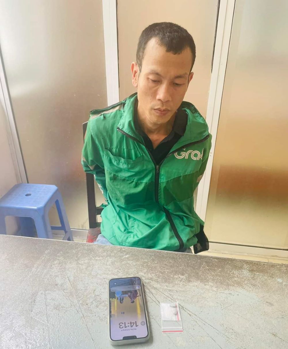 Đối tượng Huỳnh Văn Trọng (SN1989, trú quận Hải Châu, TP Đà Nẵng) bị bắt quả tang khi đang có hành vi mua bán trái phép chất ma túy. Ảnh: Doãn Quang