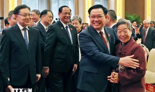Chủ tịch Quốc hội Vương Đình Huệ với đại biểu Trung Quốc tại buổi giao lưu. Ảnh: Nhan Sáng/TTXVN