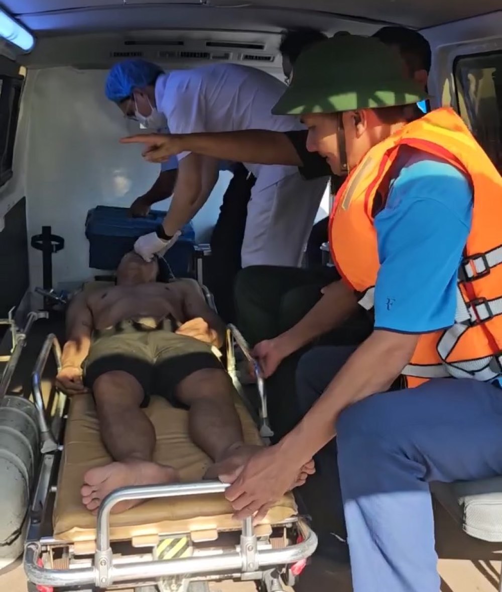 Đồng chí Lê Văn Hải đi cùng xe cấp cứu đưa nạn đến bệnh viện 115. Ảnh: Lương Kiểm