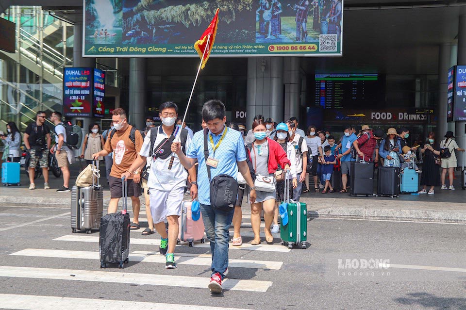 Đoàn khách du lịch tại sân bay Đà Nẵng trong kỳ nghỉ 30.4 năm 2023. Ảnh: Thanh Nguyên