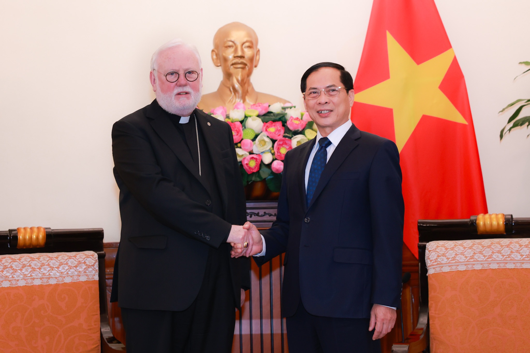 Bộ trưởng Ngoại giao Bùi Thanh Sơn tiếp Tổng Giám mục, Bộ trưởng Ngoại giao Tòa thánh Vatican Paul Richard Gallagher. Ảnh: Hải Nguyễn