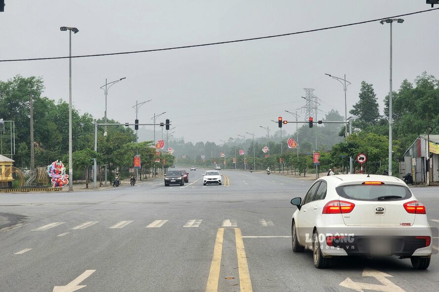Tuyến đường chính mới nối từ trung tâm TP Việt Trì đến Đền Hùng. Ảnh: Tô Công.