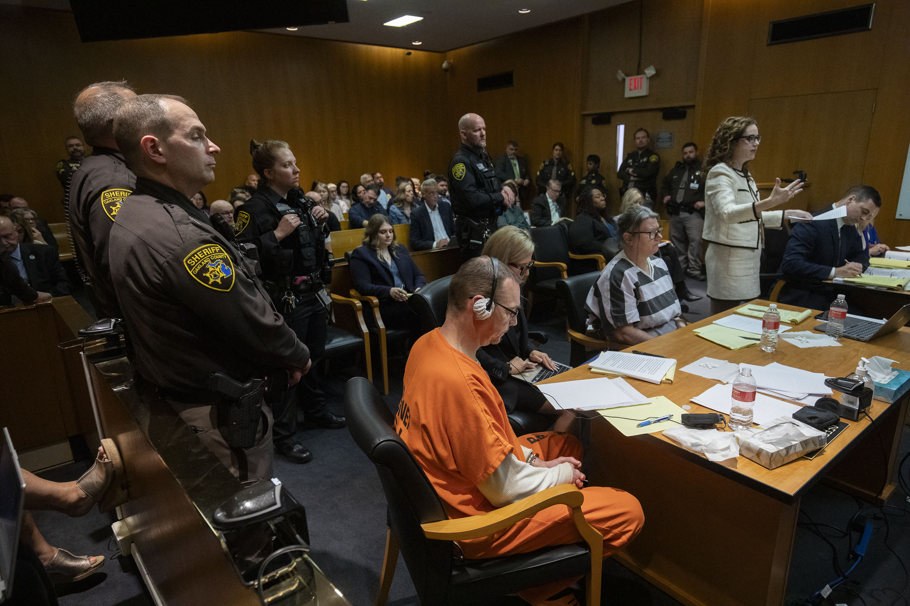 Phiên tòa xét xử Jennifer và James Crumbley. Ảnh: AFP