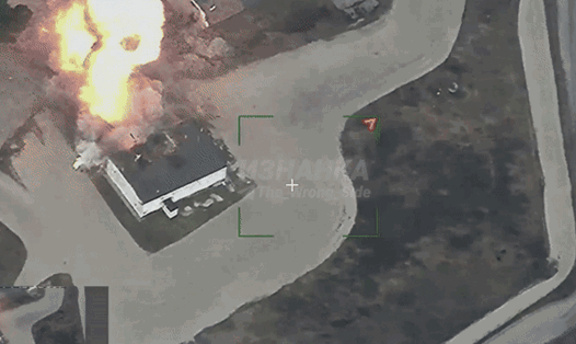 Tên lửa Nga bắn trúng hơn 30 lựu pháo Ukraina chỉ trong 1 đòn tấn công. Ảnh chụp màn hình