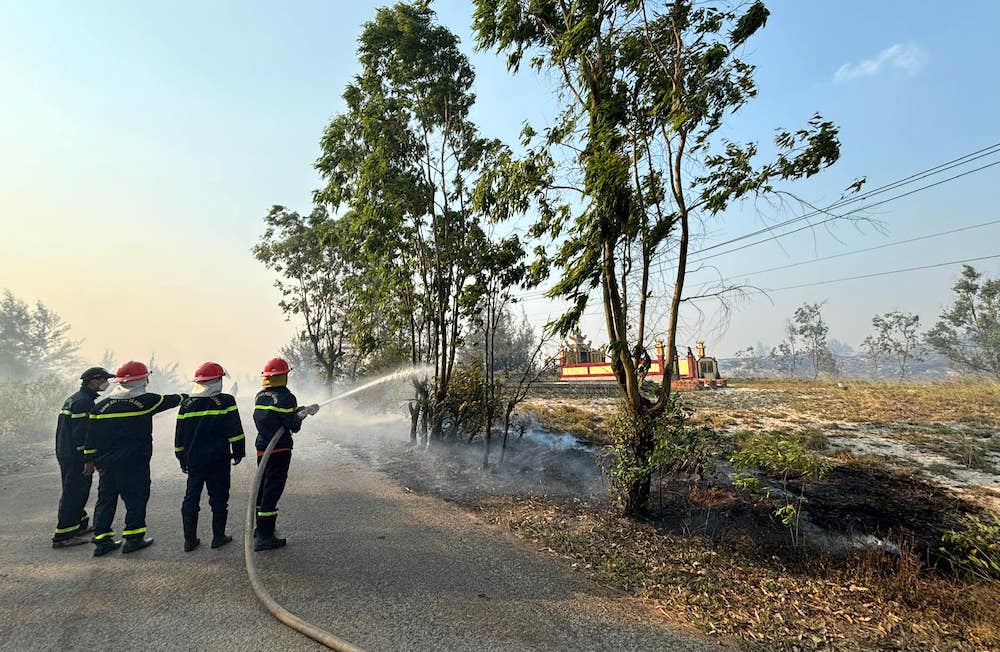 Lực lượng chức năng dập lửa vụ cháy ở xã Hải Ninh. Ảnh: V. Hoàng