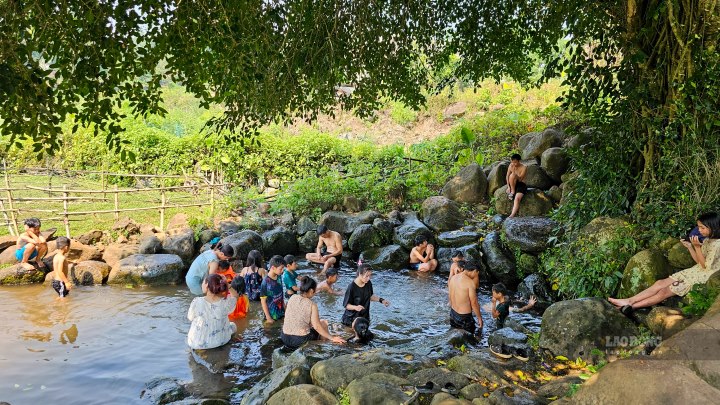 Với tình hình nắng nóng chưa từng có, các khu vực biển, sông, suối là địa điểm hút khách đến bơi lội, tắm mát. Trong khi đó, tại xã Gio An (huyện Gio Linh, tỉnh Quảng Trị), hệ thống giếng cổ có niên đại hơn nghìn năm tuổi là nơi người dân tìm đến để giải nhiệt.