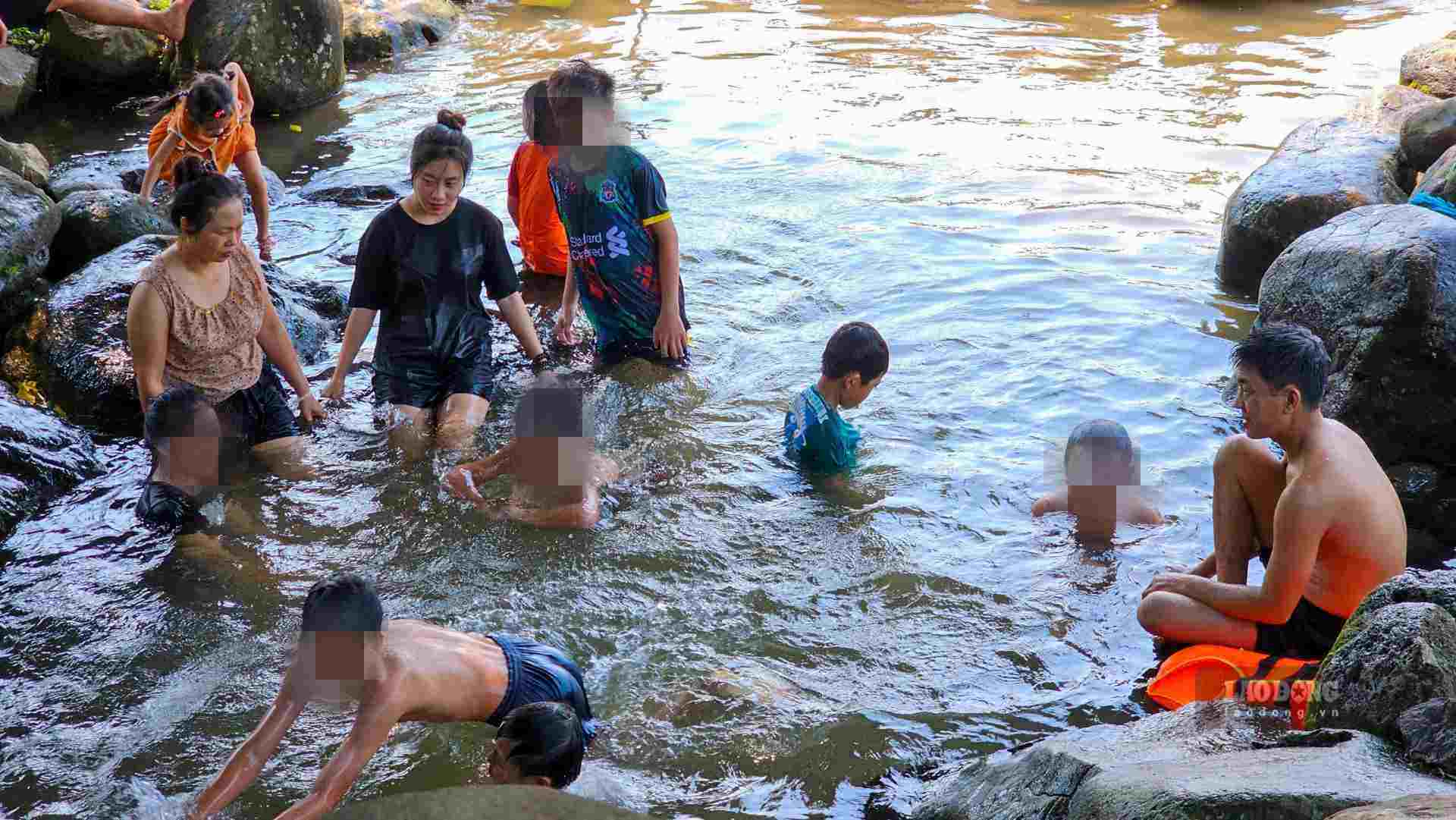Điểm đặc biệt, hệ thống giếng cổ ở đây cạn, nhiều trẻ nhỏ thỏa sức ngâm mình trong dòng nước mát lành.