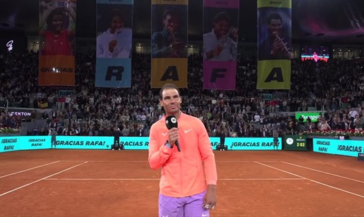 Rafael Nadal phát biểu trong lễ tri ân Ban tổ chức giải Madrid Open dành cho anh. Ảnh: MMOPEN