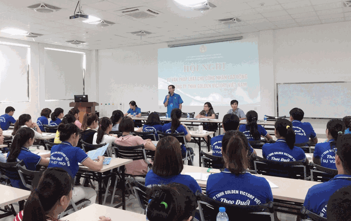 Cán bộ công đoàn tỉnh Nam Định tư vấn pháp cho công nhân lao động. Ảnh: CĐ Nam Định