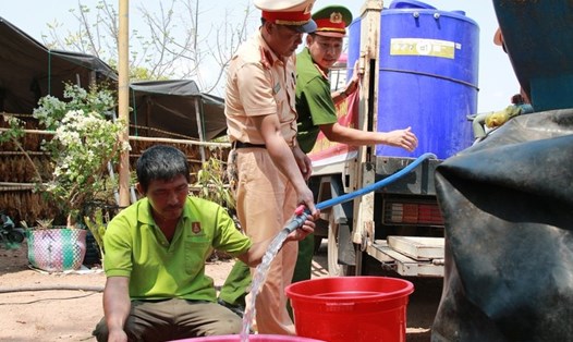 Lực lượng chức năng huyện biên giới Ea Súp của tỉnh Đắk Lắk cung cấp nước sạch cho bà con vùng hạn hán sử dụng. Ảnh: Nguyễn Tâm