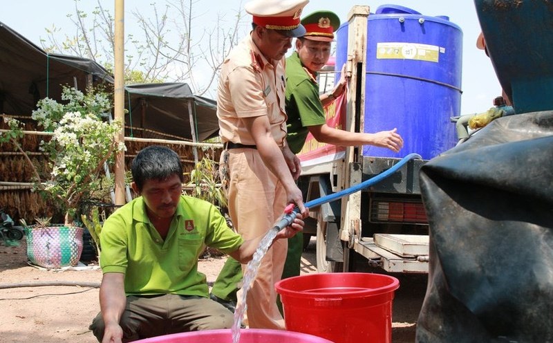 Lực lượng chức năng huyện biên giới Ea Súp của tỉnh Đắk Lắk cung cấp nước sạch cho bà con vùng hạn hán sử dụng. Ảnh: Nguyễn Tâm