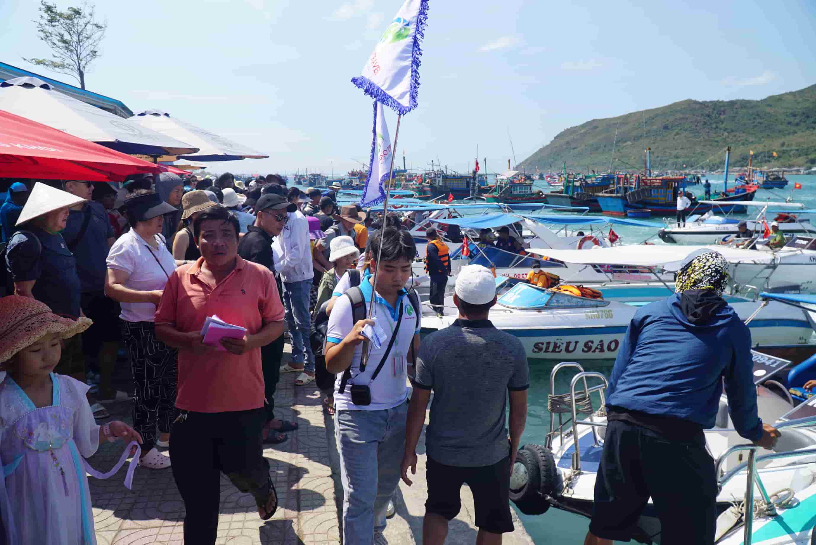 Khách du lịch xuống tàu đi tour tham quan biển đảo tại Bến tàu Du lịch Nha Trang. Ảnh: Hữu Long