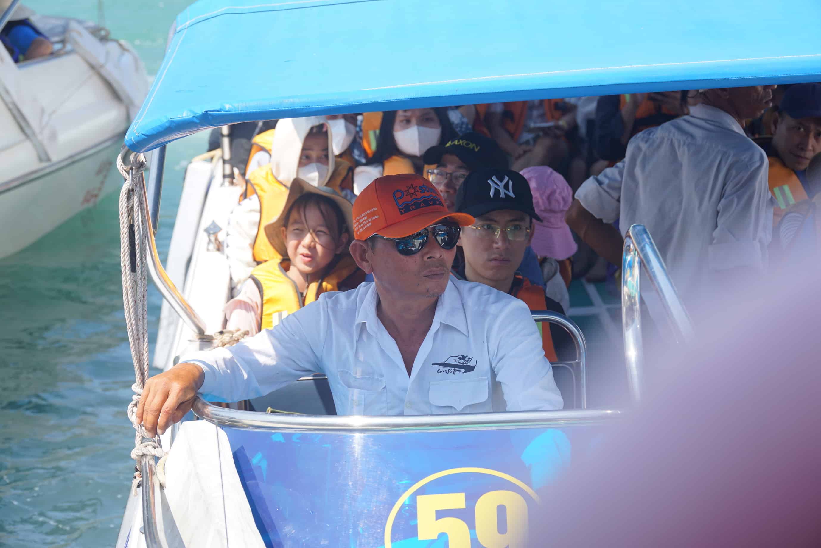 Vì thời tiết có nắng đẹp nên nhiều đoàn khách đến bến tàu để tham quan tour đảo với các điểm đến như khu du lịch Bãi Tranh, vịnh San Hô, Bãi Mini..., bên cạnh khách nội địa còn có lượng khách quốc tế lớn đến từ Hàn Quốc và Trung Quốc. 