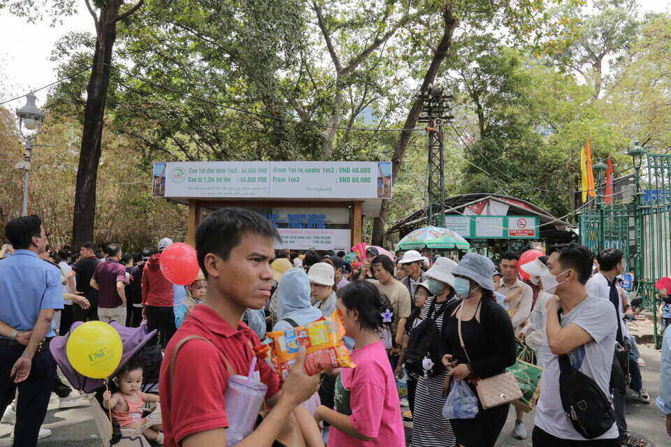 Ngay từ sáng, rất đông người dân và du khách đã xếp hàng chờ vào cổng chính của Thảo Cầm Viên. 