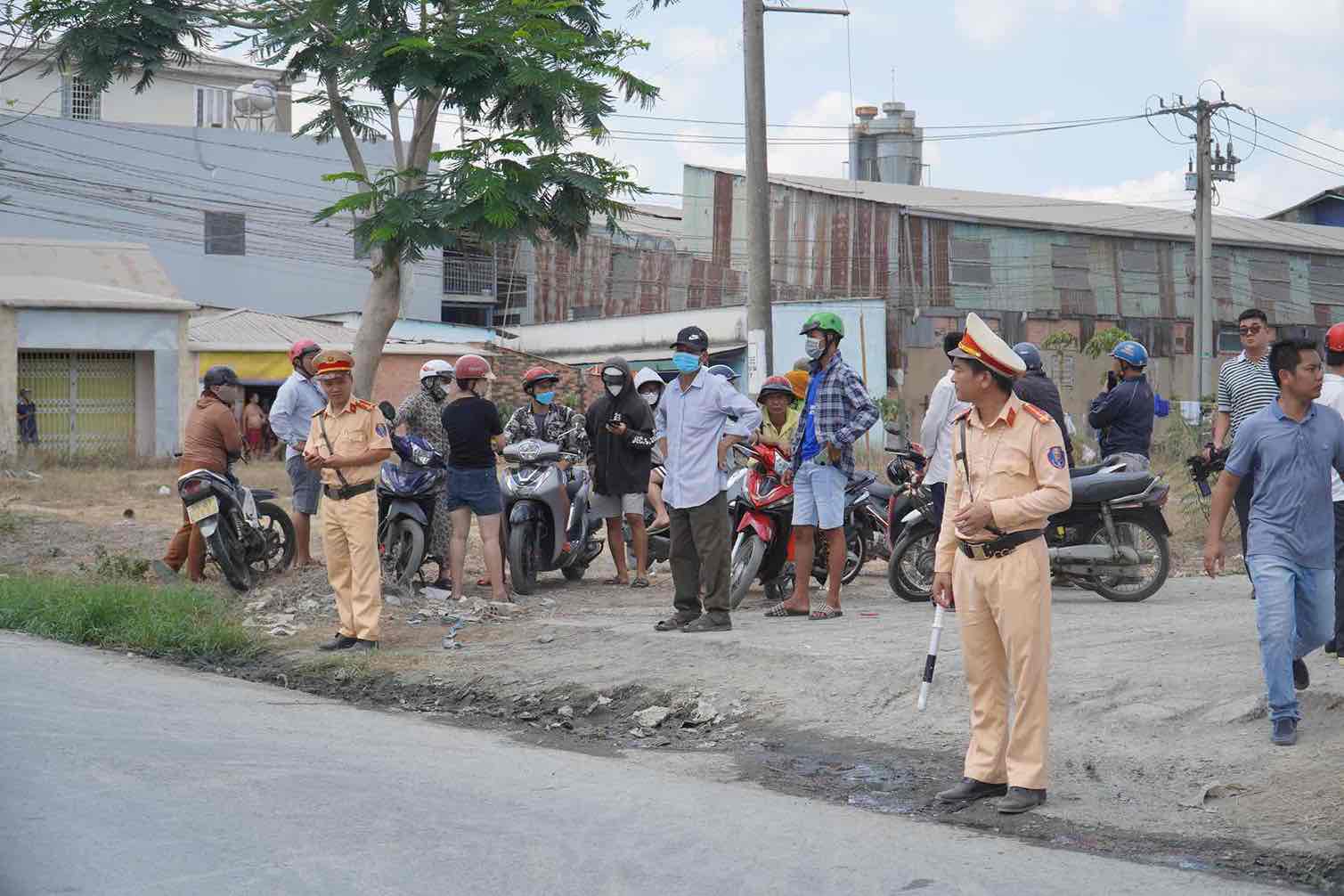 Lực lượng cảnh sát giao thông điều tiết giao thông tại khu vực xảy ra vụ việc.