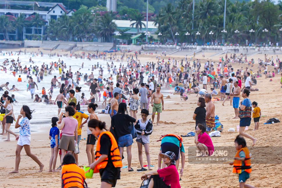 Biển Quy Nhơn là điểm đến thu hút đông khách nhất của Bình Định trong dịp lễ 30.4-1.5. Ảnh: Dũng Nhân