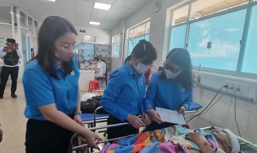 Ban Thường vụ LĐLĐ tỉnh Đồng Nai thăm hỏi nạn nhân bị thương tại Bệnh viện Đa khoa Thống Nhất. Ảnh: HAC