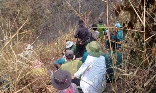 Người dân xã Pa Tần tại khu vực hiện trường phát hiện thi thể 3 bố con chết cháy. Ảnh: Người dân cung cấp