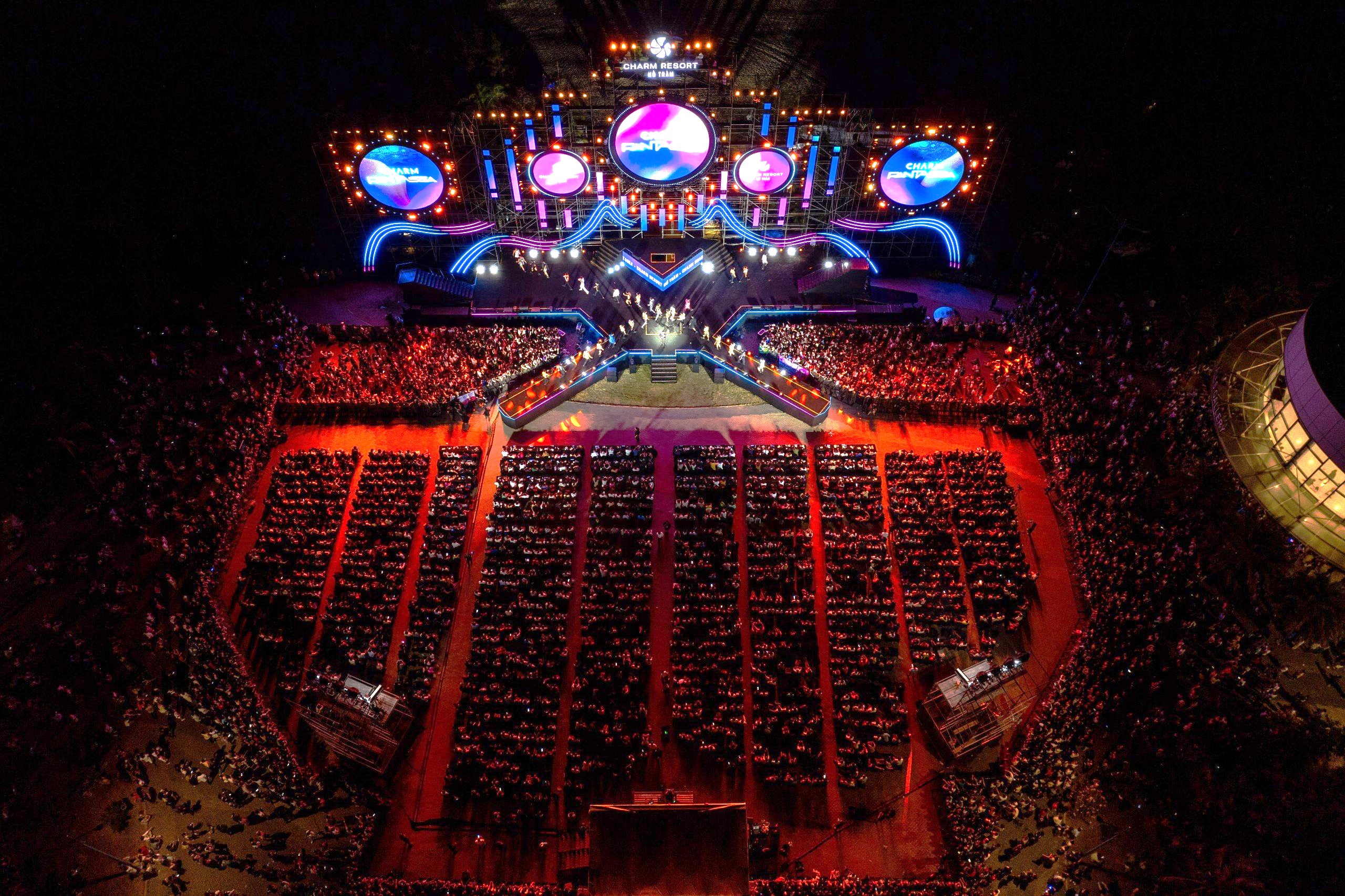Quang cảnh đêm nhạc hội Charm Fantasea thu hút khoảng 22.000 lượt người checkin mã QR. Ảnh: Charm