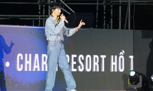 Rapper Đen trên sân khấu đại nhạc hội Charm Fantasea được tổ chức tại Hồ Tràm. Ảnh: Thành An