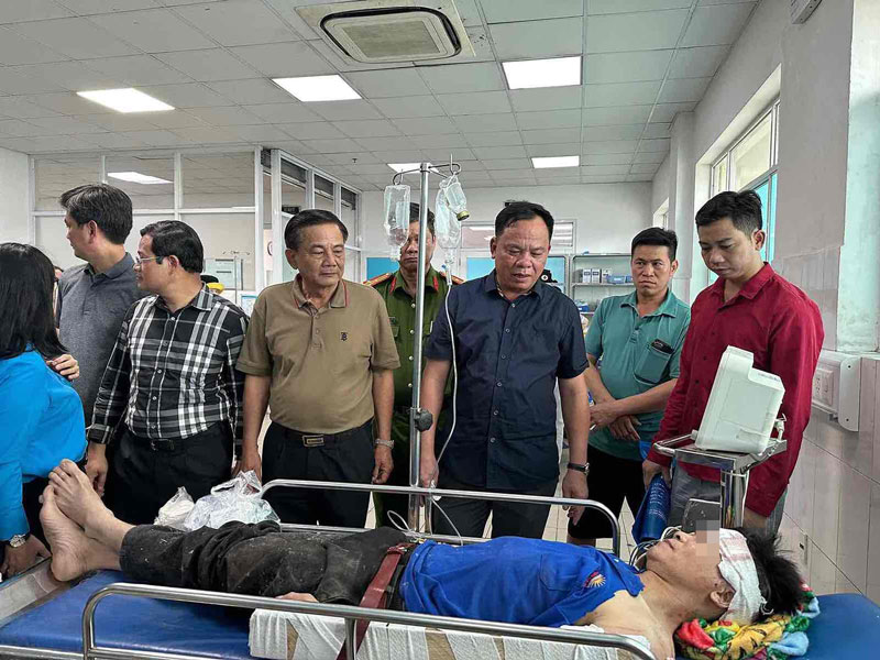 Quyền Chủ tịch UBND tỉnh Đồng Nai Võ Tấn Đức (thứ 3 từ phải qua) thăm hỏi công nhân đang điều trị tại Bệnh viện đa khoa Thống Nhất. Ảnh: HAC