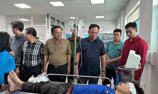 Quyền Chủ tịch UBND tỉnh Đồng Nai Võ Tấn Đức (thứ 3 từ phải qua) thăm hỏi công nhân đang điều trị tại Bệnh viện đa khoa Thống Nhất. Ảnh: HAC