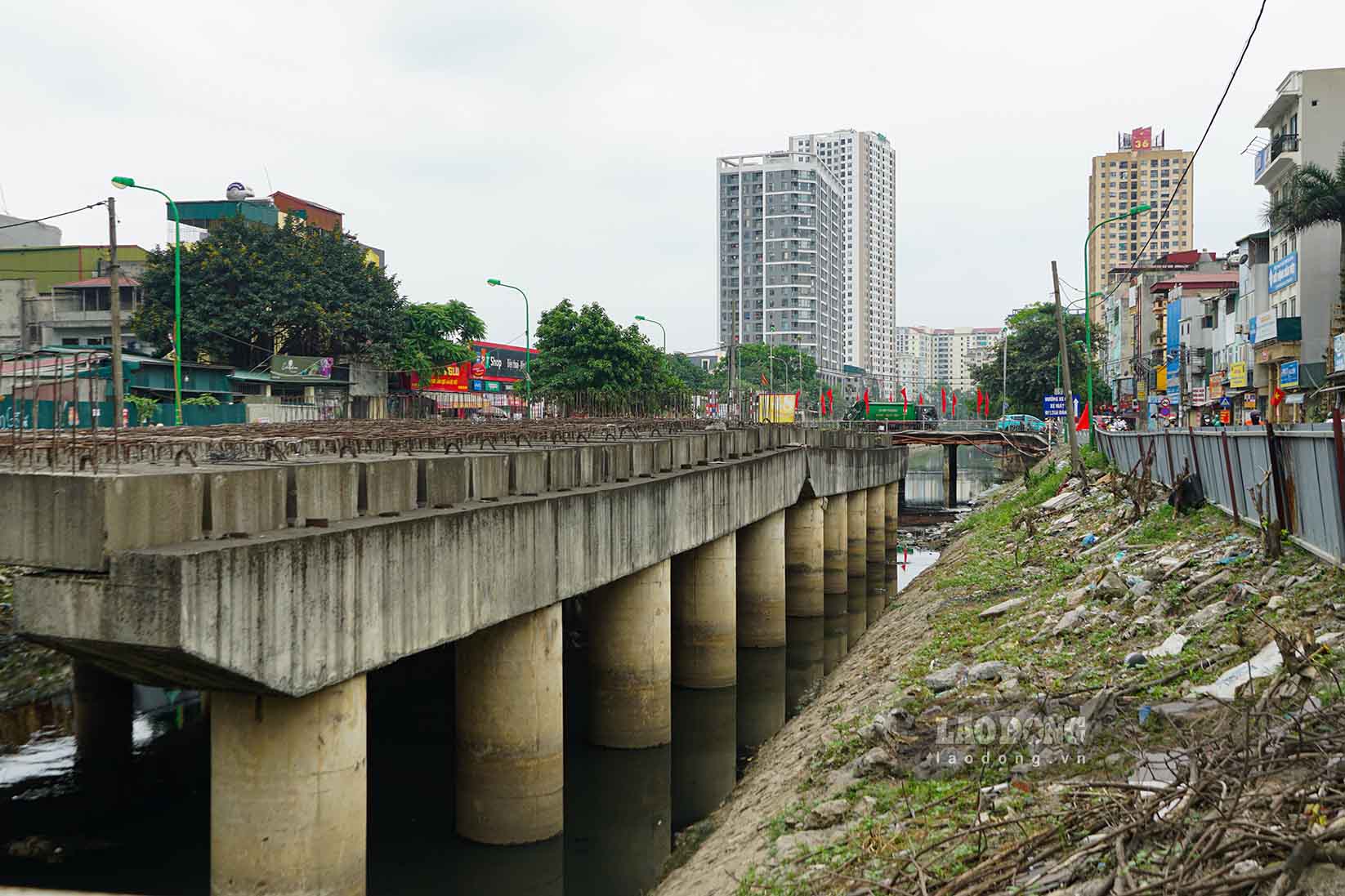 Dự án có một cây cầu bắc qua sông Lừ đoạn qua phường Định Công, dù cây cầu này đã hoàn thiện phần chân đế, nhưng không thể hoàn thiện tiếp do không có mặt bằng để kết nối.