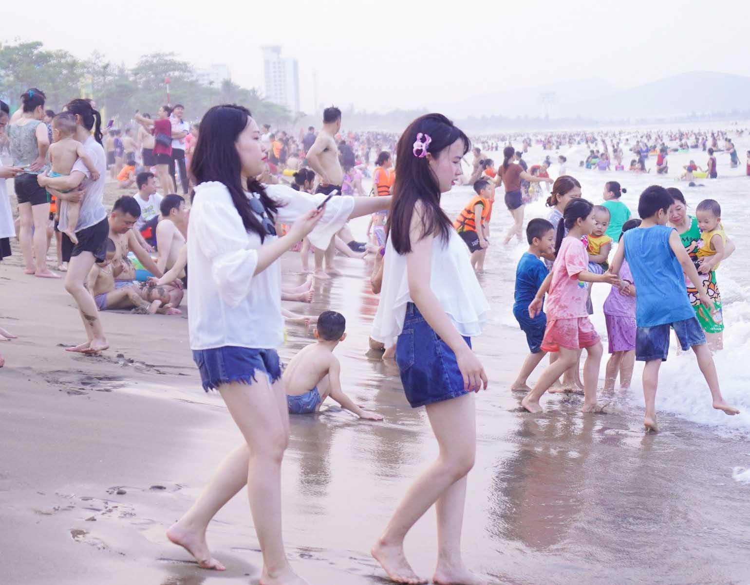 Khách du lịch nườm nượp kéo về tắm biển Cửa Lò. Ảnh: Duy Chương