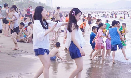 Khách du lịch nườm nượp kéo về tắm biển Cửa Lò. Ảnh: Duy Chương