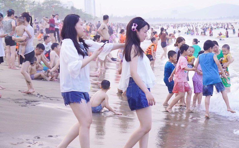 Khách du lịch nườm nượp kéo về tắm biển Cửa Lò. Ảnh: Duy Chương