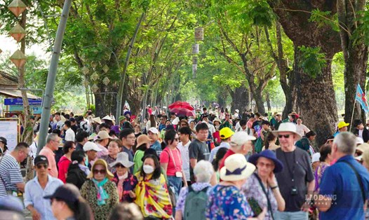 Khách du lịch tham quan di tích Huế dịp lễ 30.4 - 1.5. Ảnh: Phúc Đạt.
