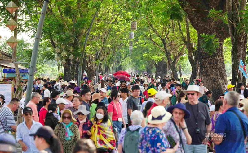 Khách du lịch tham quan di tích Huế dịp lễ 30.4 - 1.5. Ảnh: Phúc Đạt.