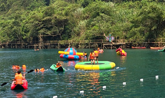 Khách du lịch đến Quảng Bình tìm đến những địa điểm như sông, suối trong dịp lễ 30.4-1.5. Ảnh: H. Xuân