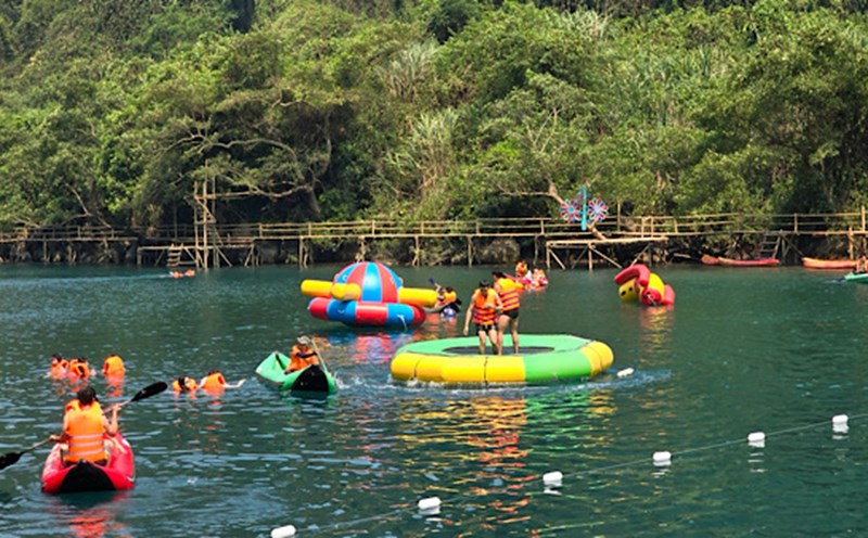 Khách du lịch đến Quảng Bình tìm đến những địa điểm như sông, suối trong dịp lễ 30.4-1.5. Ảnh: H. Xuân