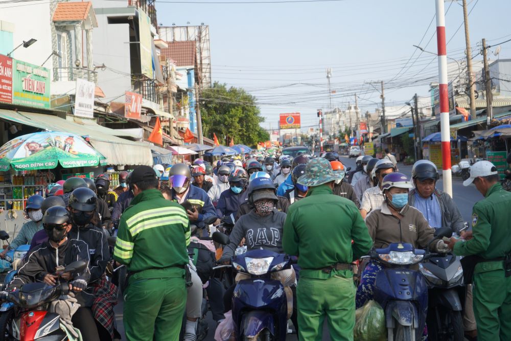 Ghi nhận khu vực phà Cát Lái (Nhơn Trạch, Đồng Nai) hàng nghìn phương tiện nối đuôi nhau chờ qua phà về lại TPHCM. 