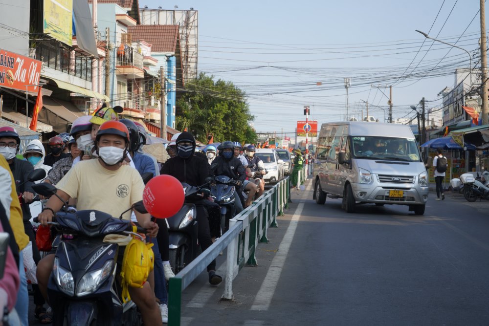 Hướng từ Nhơn Trạch, Đồng Nai về TPHCM ùn ứ kéo dài, trong khi chiều ngược lại vẫn thông thoáng. Các xe ôtô đợi lâu phải chuyển làn để đến kiểm soát vé. 