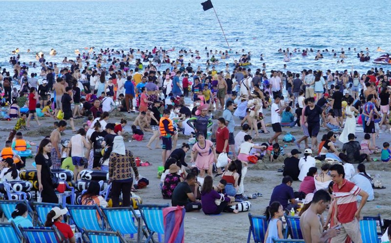 Thời tiết nóng, đông đảo du khách đến biển Vũng Tàu giải nhiệt, vui chơi trong kì nghỉ lễ. Ảnh: Thành An